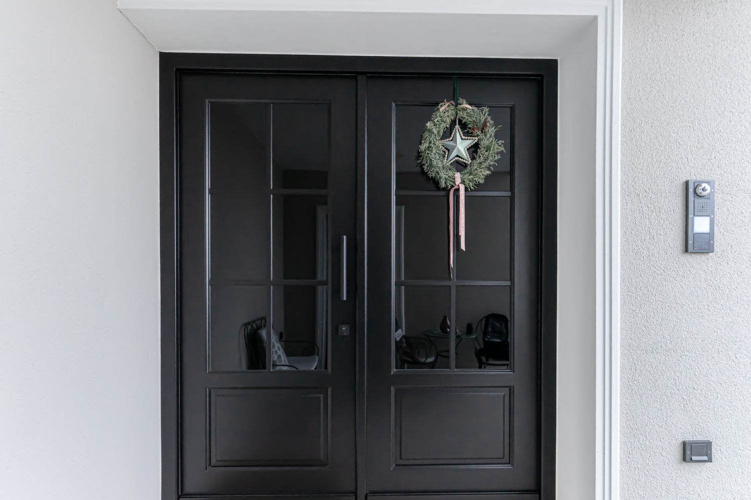 Referenz-schwarze-Holzhaustür-klassische-Rahmentür-Glasfüllungen-mit-Sprossen-Sichtschutzglas-Spiegelglas