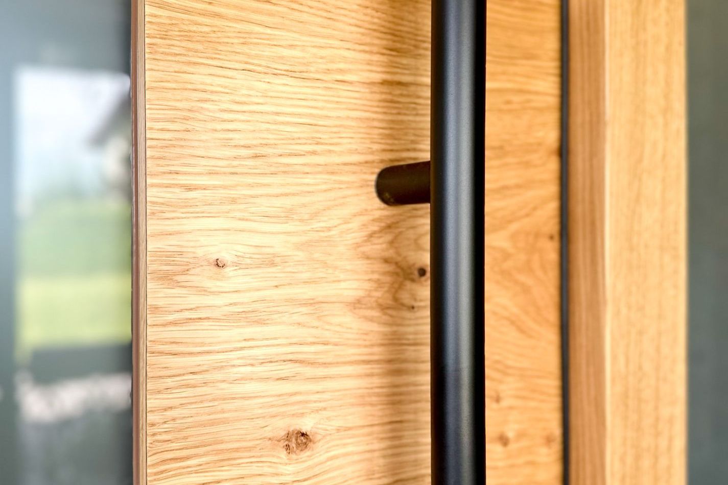  eichenhaustuer-in-massivholz-mit-stoßstange-und-glasausschnitt-seitenteil-aus-satinatoglas
