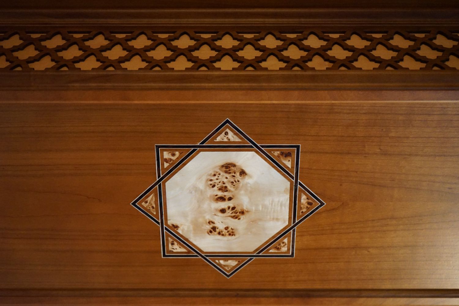 Maurische-deckengestaltung-aus-kirschholz-mit-intarsien-aus-pappelmaser-und-aufwaendigen-ornamenten