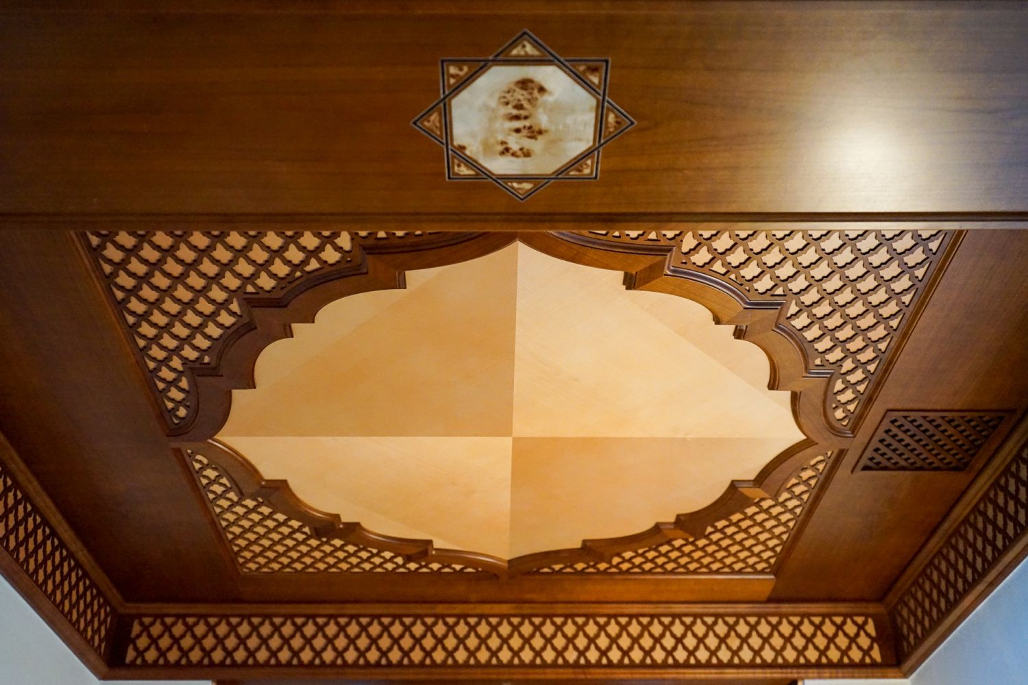 Maurischer-stil-maurische-deckengestaltung-aus-kirschholz-mit-intarsien-aus-pappelmaser-und-aufwaendigen-ornamenten