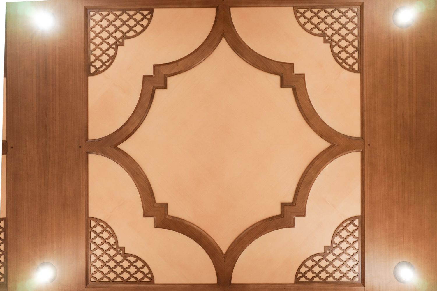Maurische-deckengestaltung-aus-kirschholz-mit-intarsien-aus-pappelmaser-und-aufwaendigen-ornamenten-und-kielboegen